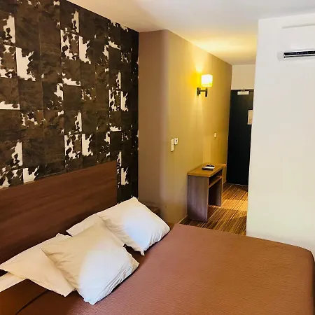L'hotel De La Bourse A ホテル バニョル・シュル・セズ